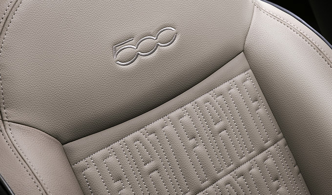 Sedili in eco-pelle con monogramma Fiat