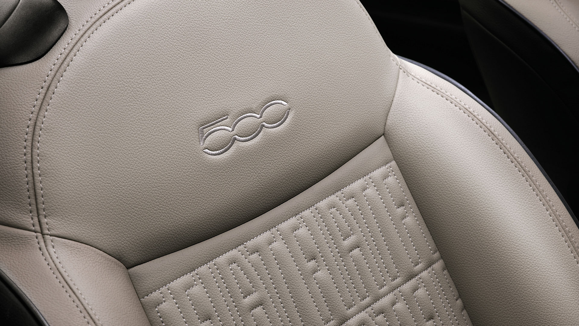 SEDILI IN ECO-PELLE CON MONOGRAMMA